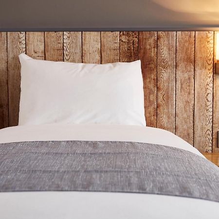 The Churchill By Greene King Inns Royal Wootton Bassett Exteriér fotografie