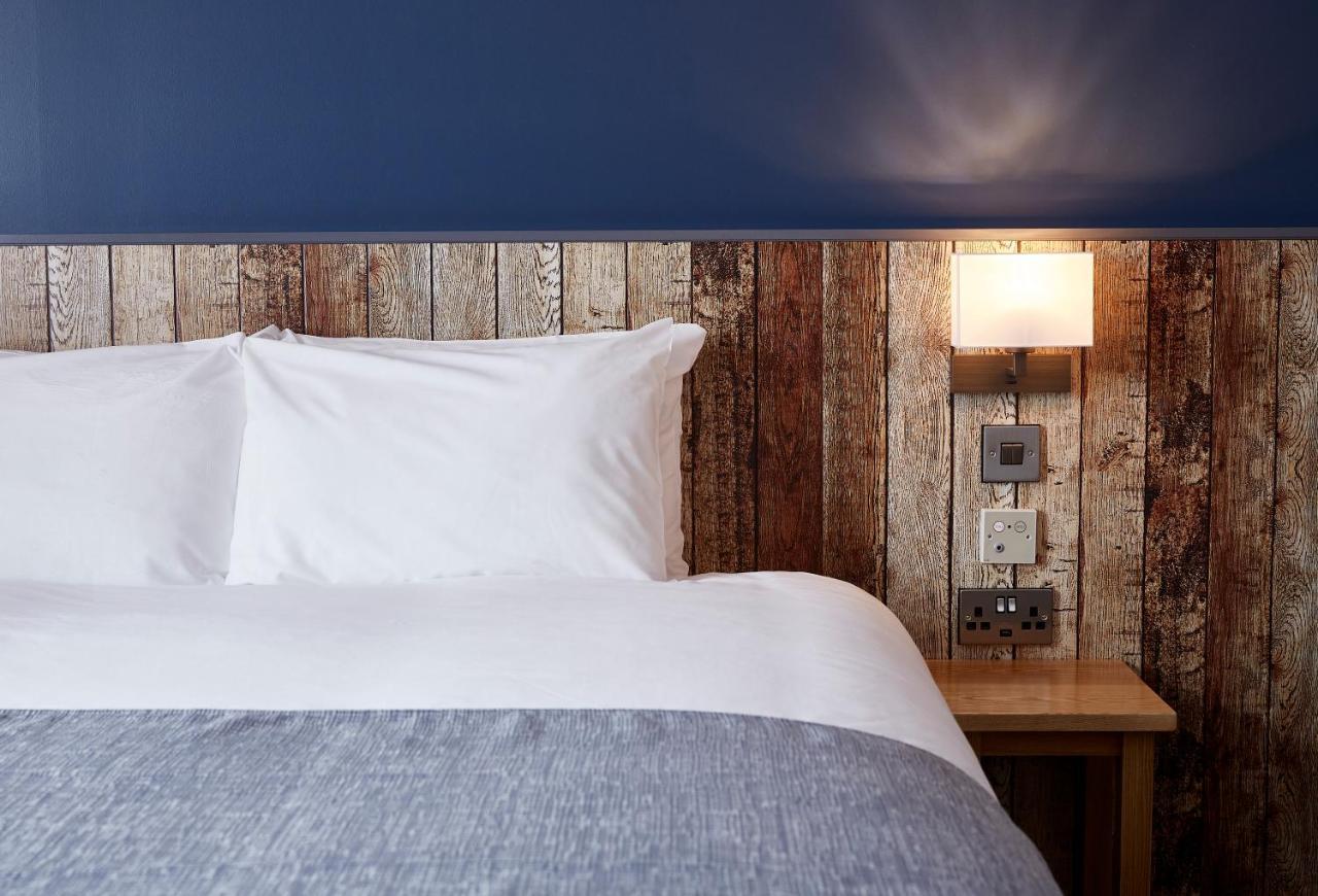The Churchill By Greene King Inns Royal Wootton Bassett Exteriér fotografie