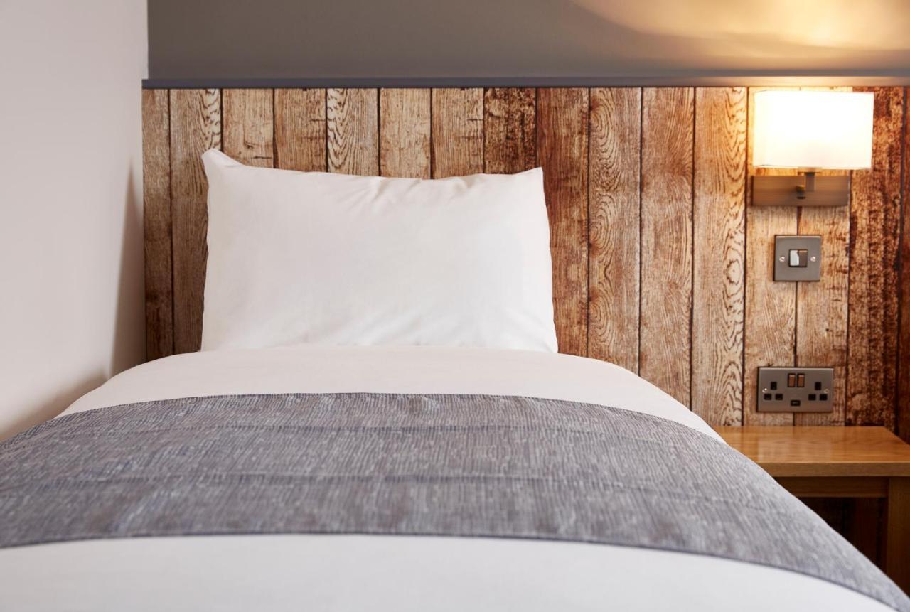The Churchill By Greene King Inns Royal Wootton Bassett Exteriér fotografie