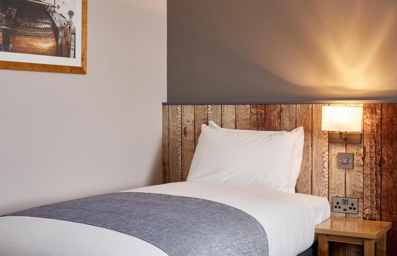 The Churchill By Greene King Inns Royal Wootton Bassett Exteriér fotografie